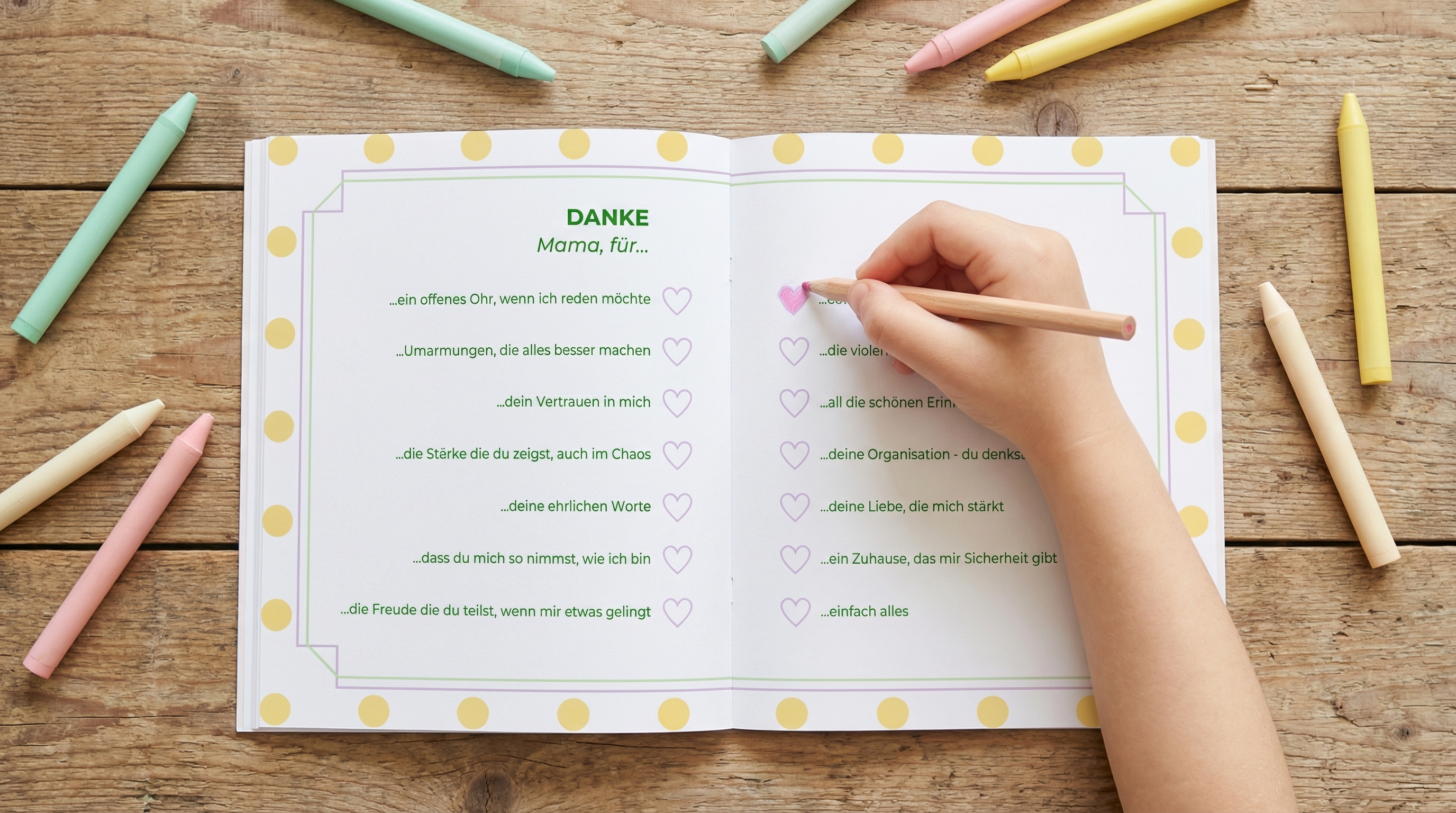 Kind füllt Checkliste im Buch aus